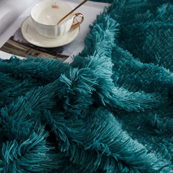 Amazon.com: LIFEREVO Luxury Plush Shaggy Duvet Cover Set  Shaggy Fluffy Faux Fur Duvet Cover Set Button Closure Velvety Bedding Set Comfor